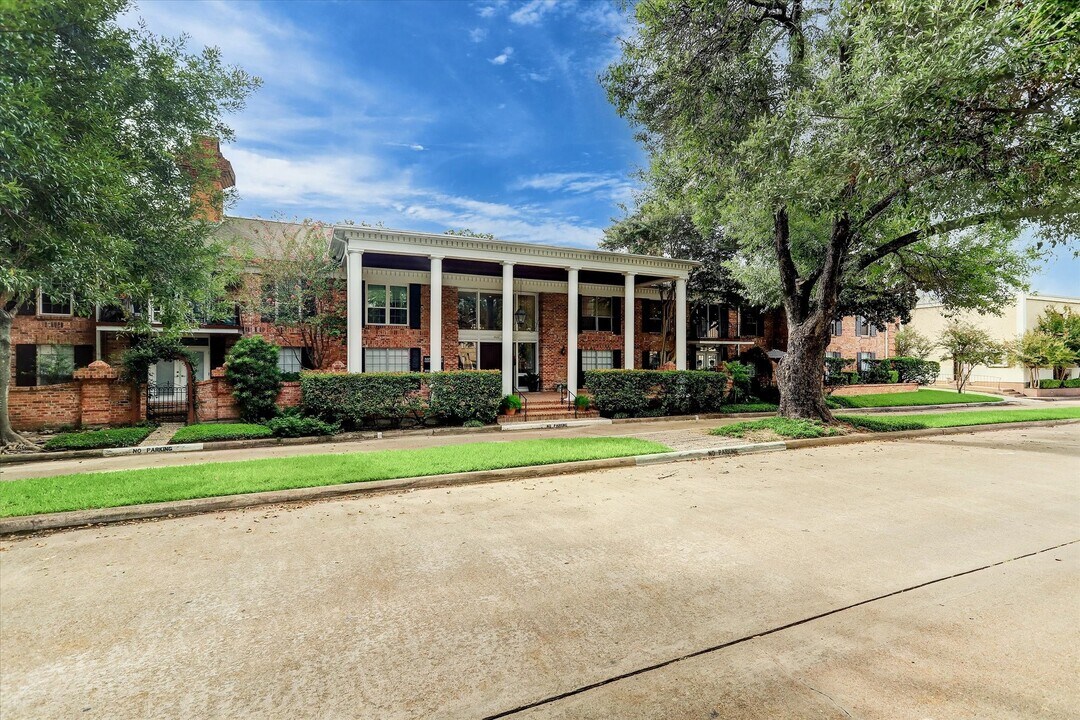2824 Briarhurst Dr in Houston, TX - Foto de edificio
