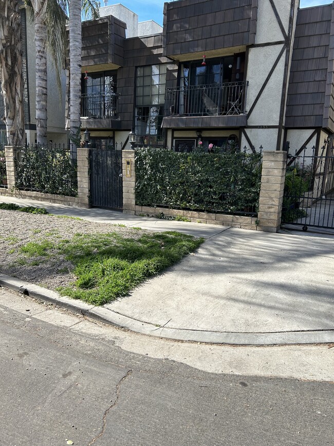 4455 Vista del Monte Ave, Unit 5 in Sherman Oaks, CA - Building Photo - Building Photo