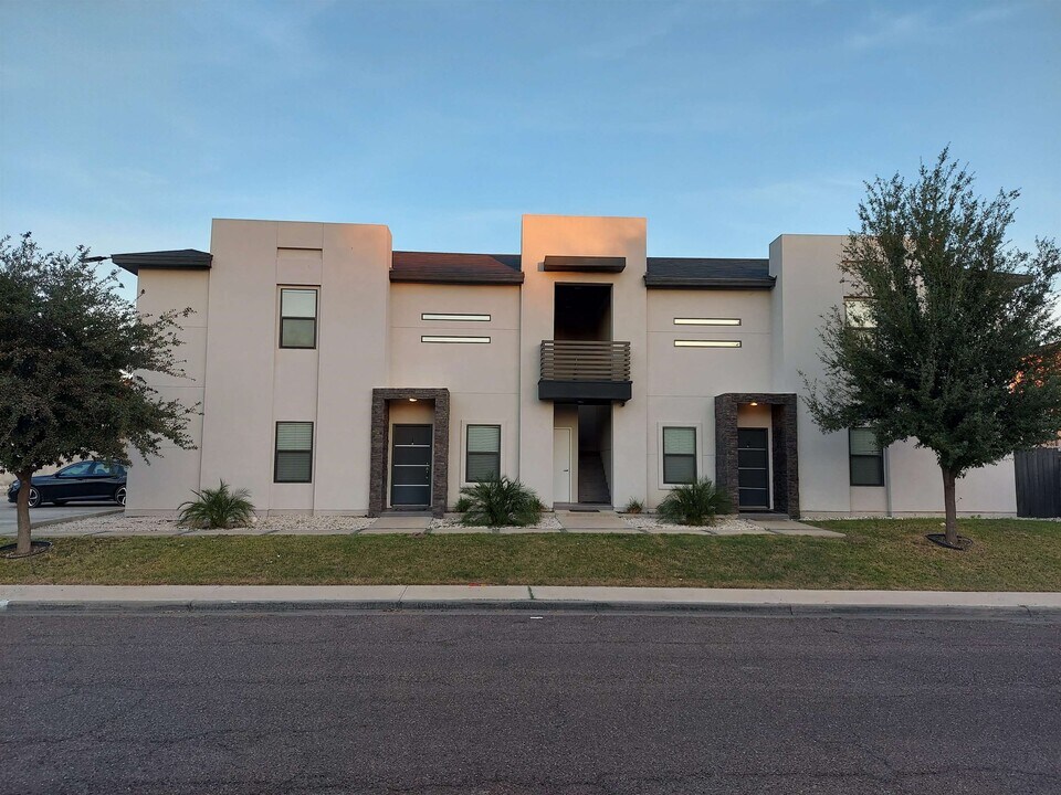 2701 E Lyon St in Laredo, TX - Building Photo