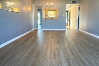 2101 Woolbright Rd in Boynton Beach, FL - Foto de edificio - Building Photo