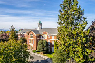 Rosemont Court Senior Living in Portland, OR - Building Photo - Building Photo