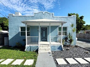1129 NW 30th St in Miami, FL - Building Photo - Building Photo