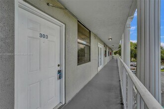 1502 Whitehall Dr in Davie, FL - Building Photo - Building Photo