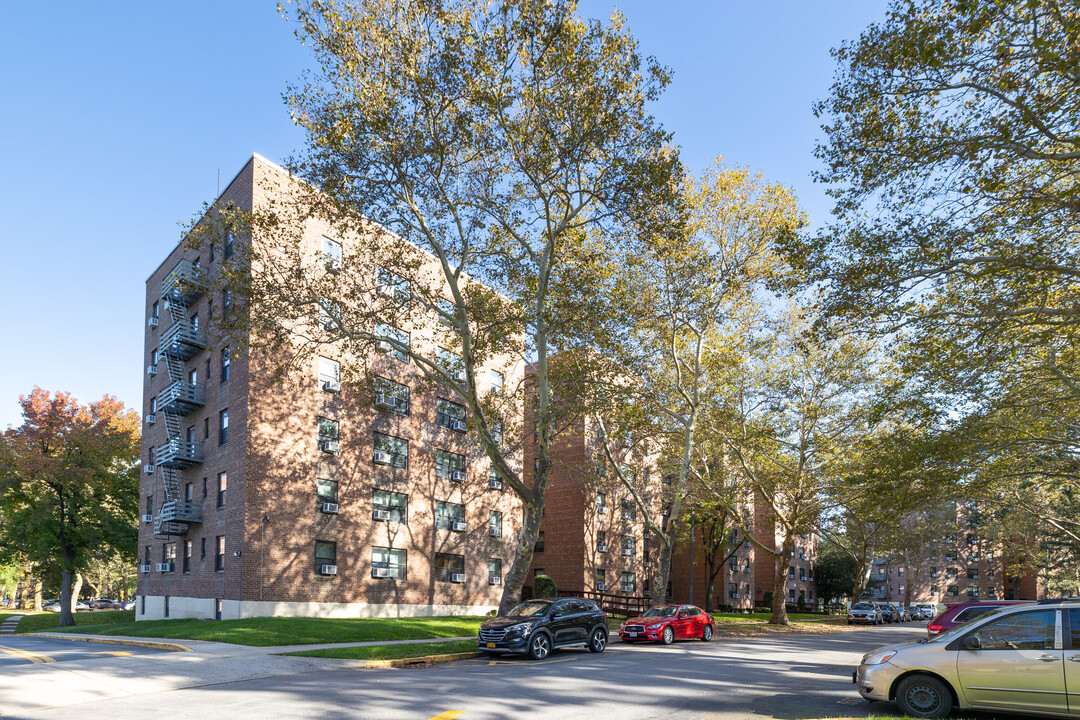 Windsor Park in Flushing, NY - Foto de edificio