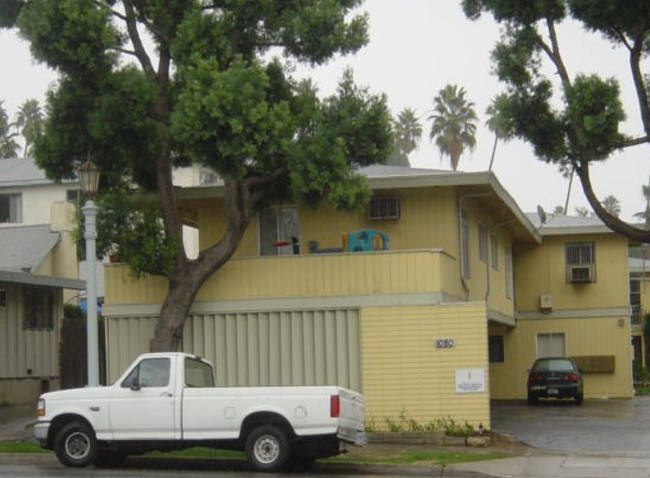 1080 N Lake Ave in Pasadena, CA - Foto de edificio - Building Photo