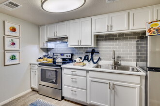 Summers Point Apartments in Glendale, AZ - Building Photo - Interior Photo