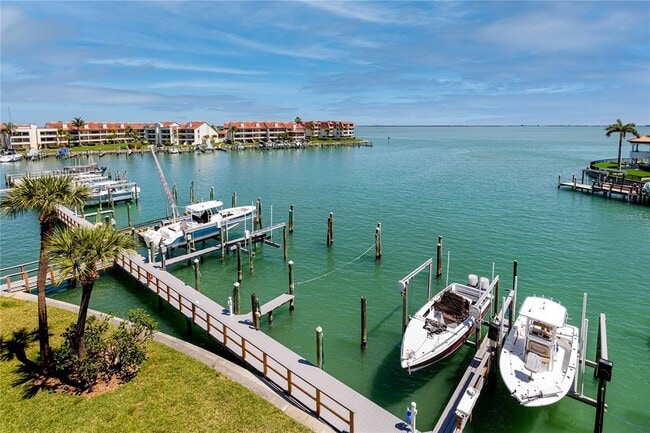 363 Pinellas Bayway S in Tierra Verde, FL - Foto de edificio - Building Photo