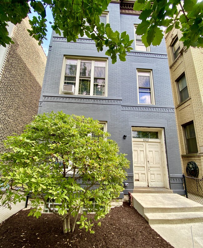 2027 N Sheffield Ave in Chicago, IL - Foto de edificio - Building Photo