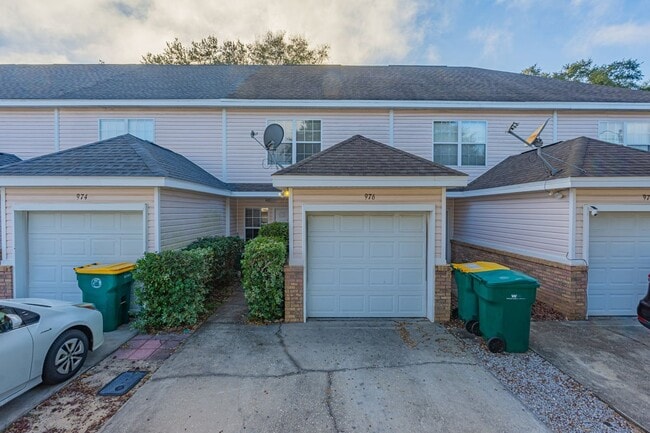 property at 976 Scenic Oak Ln