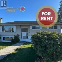 733 16th St E in North Vancouver, BC - Building Photo