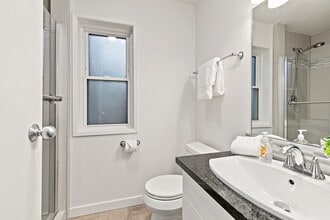 10418 Northeast 32nd Place, Unit C105 in Bellevue, WA - Building Photo - Building Photo