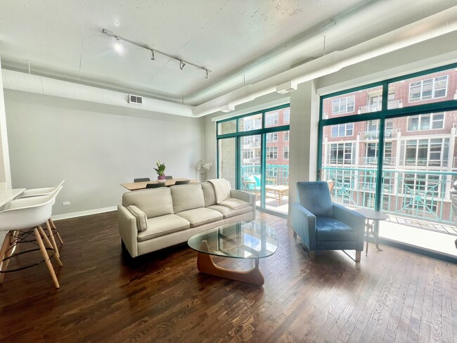 910 W Madison St in Chicago, IL - Foto de edificio - Building Photo