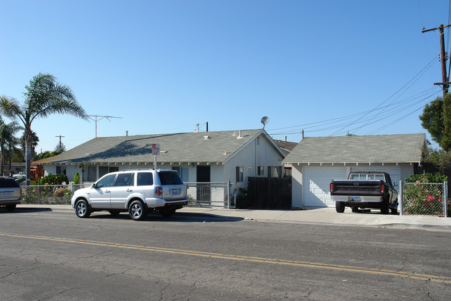 881-883 E Joyce Dr in Port Hueneme, CA - Foto de edificio - Building Photo