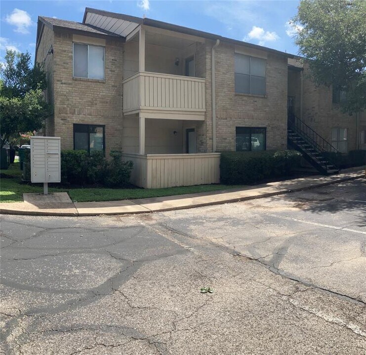 8210 Bent Tree Rd in Austin, TX - Building Photo
