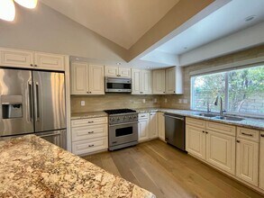 1080 Finrod Ct in Westlake Village, CA - Foto de edificio - Building Photo