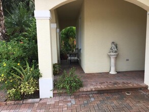 148 Catania Way in Royal Palm Beach, FL - Building Photo - Building Photo