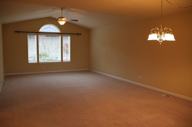 1683 NE Ruby Ct in Roseburg, OR - Building Photo - Building Photo