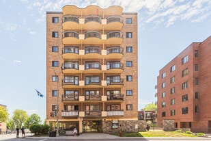 Hillside House in Westmount, QC - Building Photo