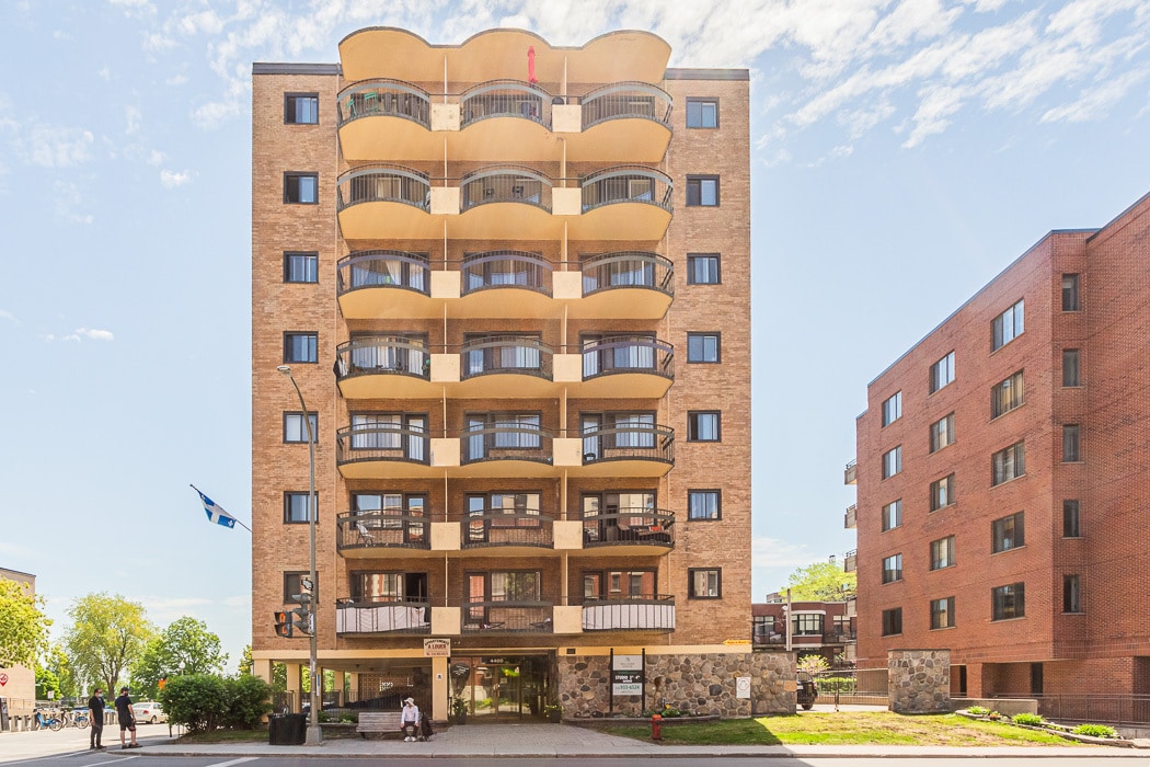 Hillside House in Westmount, QC - Building Photo