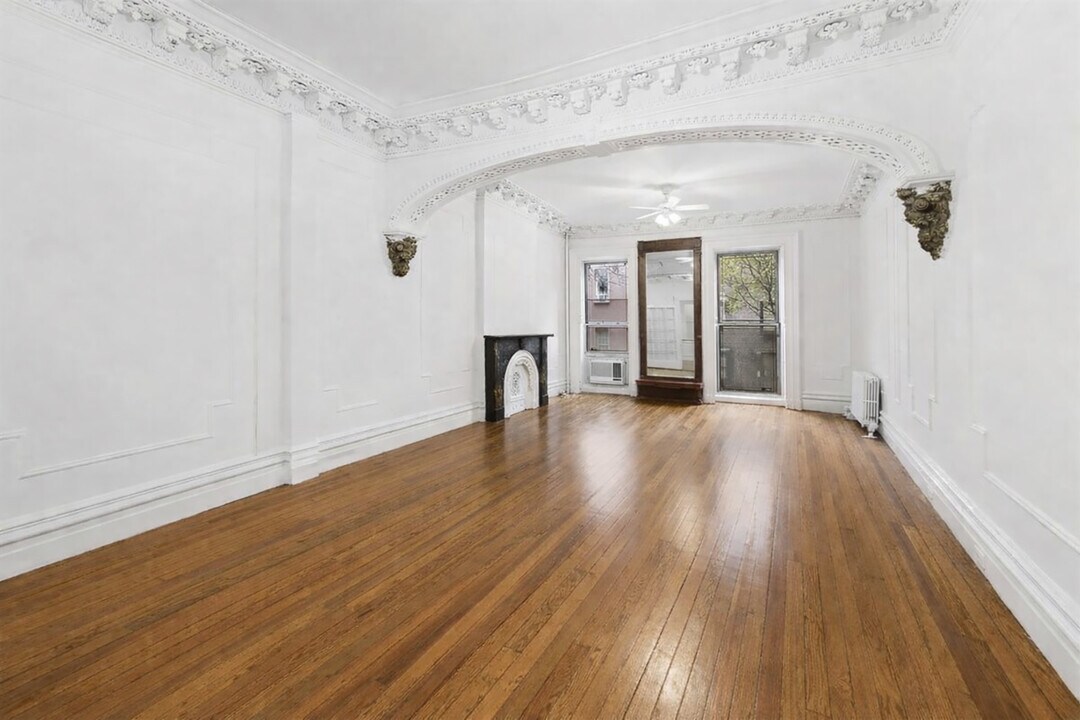 331 W 19th St in New York, NY - Building Photo