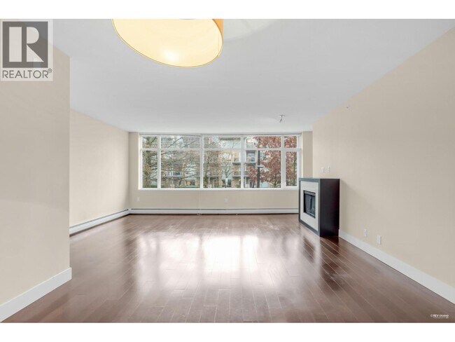 1320 Chesterfield Ave in North Vancouver, BC - Building Photo - Building Photo