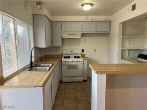 6168 Meadow View Ln in Las Vegas, NV - Building Photo - Building Photo