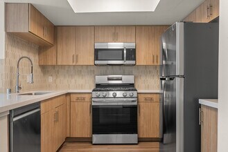 Tiffany Court in Los Angeles, CA - Building Photo - Building Photo