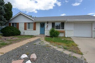 932 S Holly St in Denver, CO - Building Photo