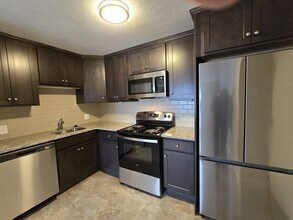 725 Broad St, Unit 10 in Weymouth, MA - Foto de edificio - Building Photo