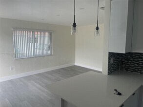 7113 SW 21st St in Miami, FL - Building Photo - Building Photo