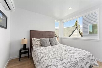 5712 Roosevelt Way NE in Seattle, WA - Foto de edificio - Building Photo