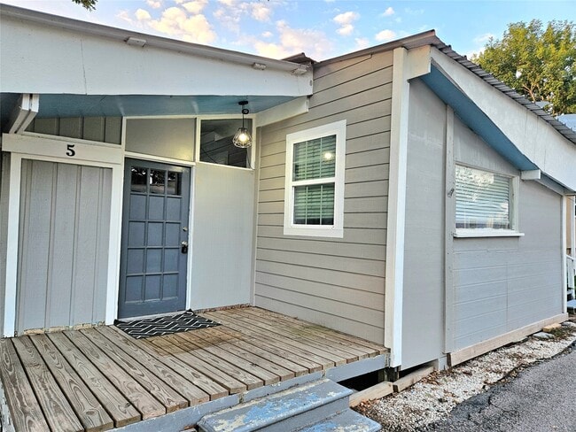 4419 W Bayshore Dr in Bacliff, TX - Foto de edificio - Building Photo