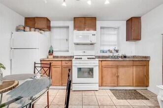 182A Christopher Columbus Dr in Jersey City, NJ - Building Photo - Building Photo
