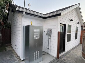 225 W 56th St in Los Angeles, CA - Foto de edificio - Building Photo