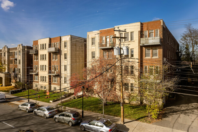 Plaza Court in Montréal, QC - Building Photo - Building Photo