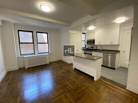 25 W 68th St in New York, NY - Building Photo