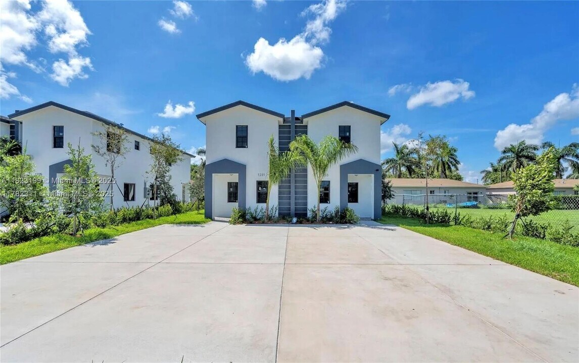 1233 NW 9th Ave in Homestead, FL - Building Photo