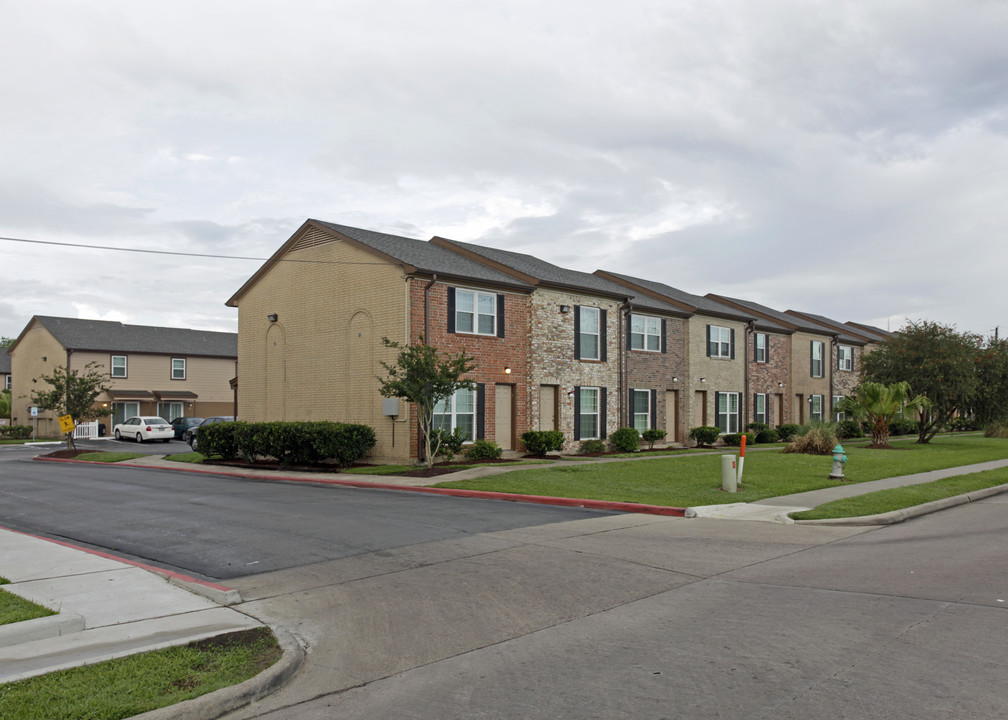 Lexington Square Apartments in Angleton, TX - Building Photo