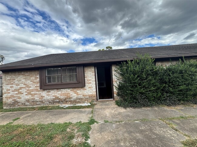 10032 Neuens Rd in Houston, TX - Building Photo - Building Photo