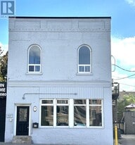 9 Wellington St E in Aurora, ON - Building Photo