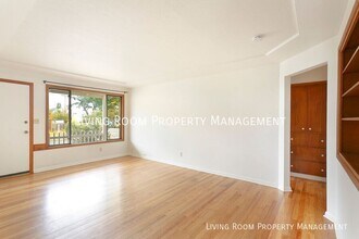 7906 NE Oregon St in Portland, OR - Building Photo - Building Photo