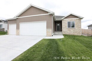 7838 Yankee Woods Dr in Lincoln, NE - Building Photo