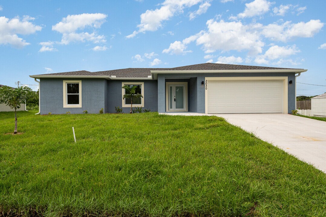 2030 Waverly Ave SE in Palm Bay, FL - Foto de edificio