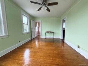46 Dunston Ave, Unit 2nd floor in Yonkers, NY - Foto de edificio - Building Photo