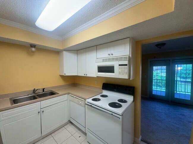 6619 La Mirada Dr W in Jacksonville, FL - Foto de edificio - Building Photo