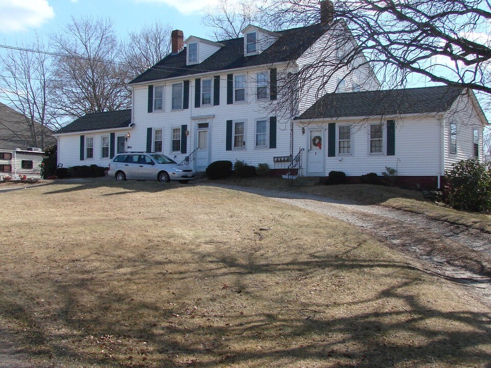 600 Ten Rod Rd in North Kingstown, RI - Building Photo