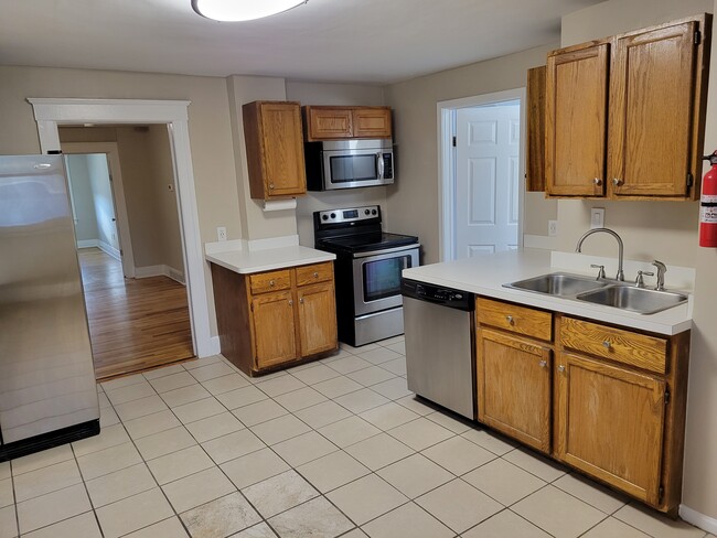 2411 8th St, Unit Apt. 2 in Wyandotte, MI - Building Photo - Building Photo