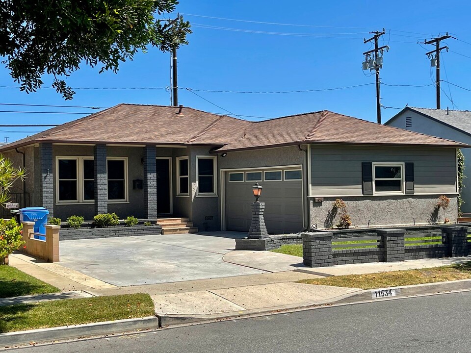 11534 Segrell Way in Culver City, CA - Building Photo