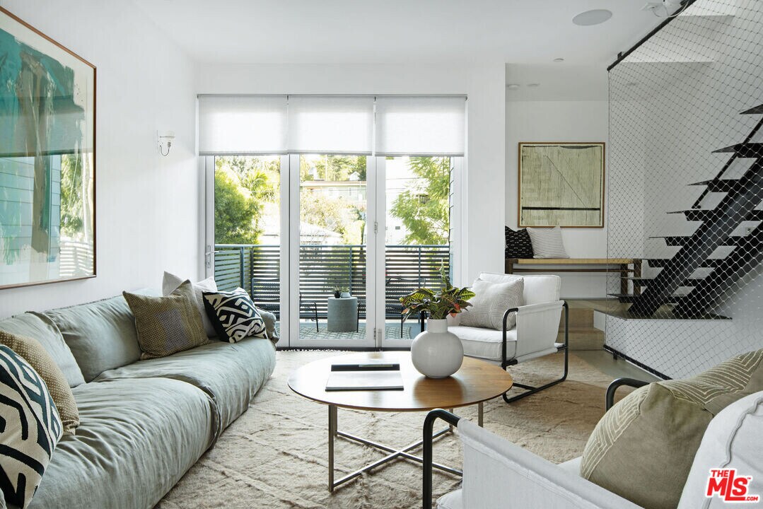 927 Hyperion Ave in Los Angeles, CA - Building Photo