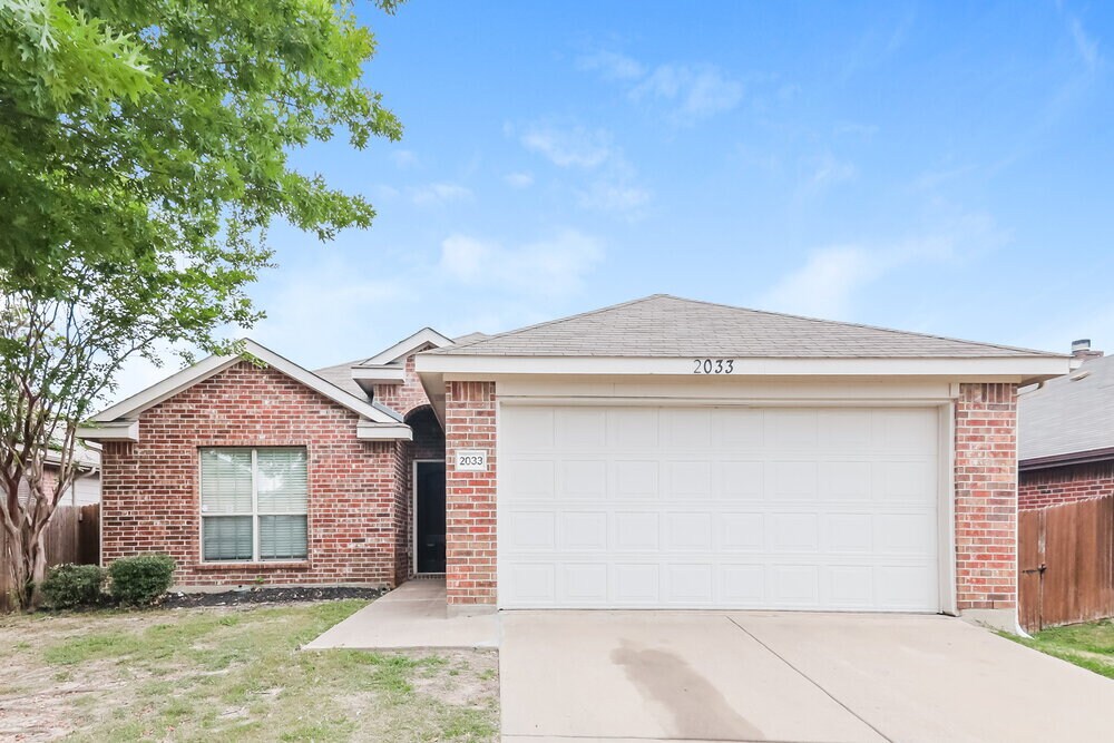 2033 Club Oak Dr in Forney, TX - Building Photo